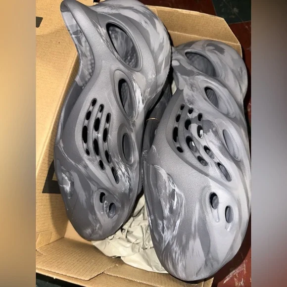 Brand new Yeezy graphite foam runner - Picture 1 of 4